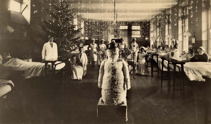 Ward at Bruntsfield Hospital decorated for Christmas, 1931